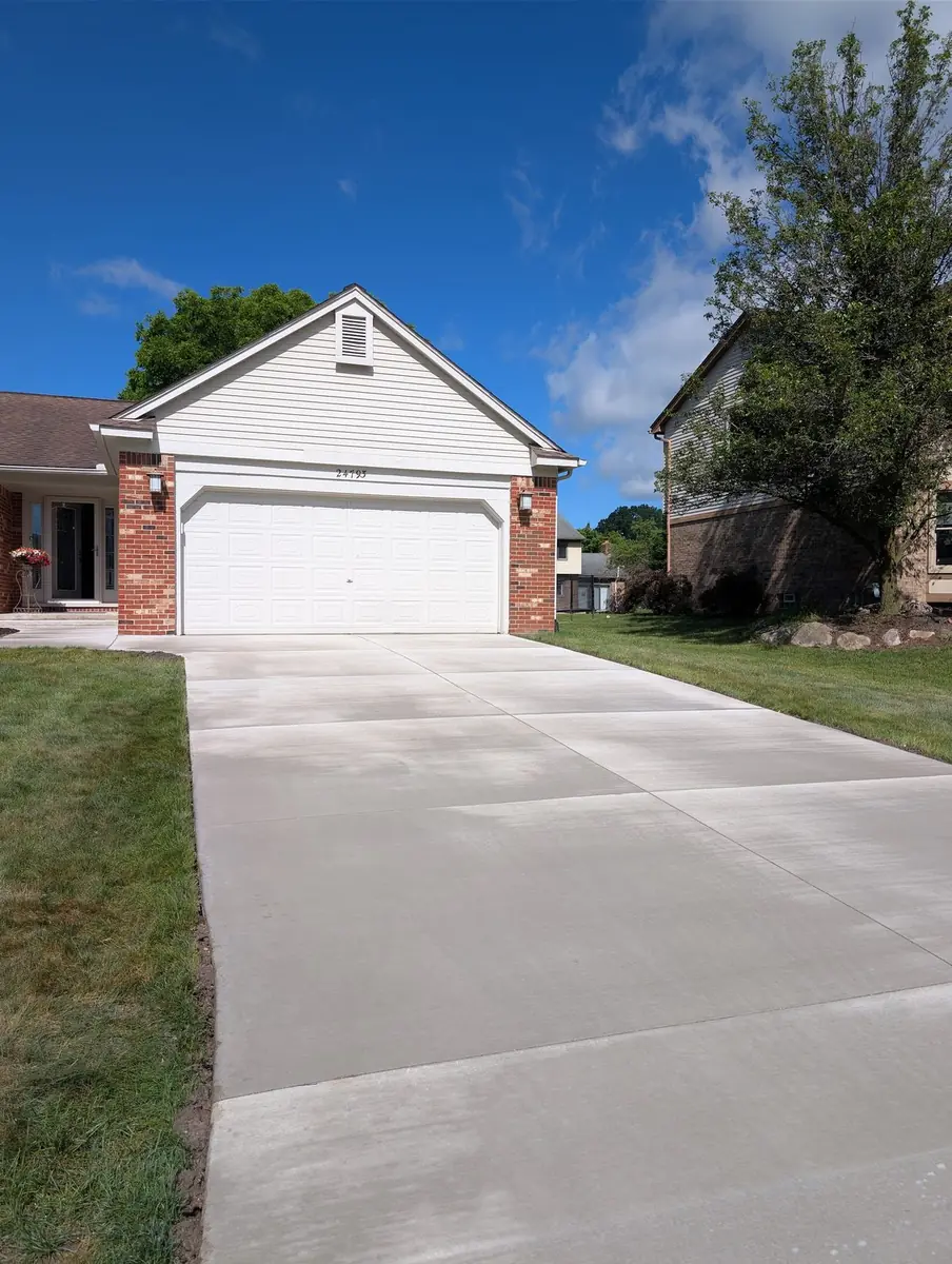 New broom finish concrete driveway in Novi, MI